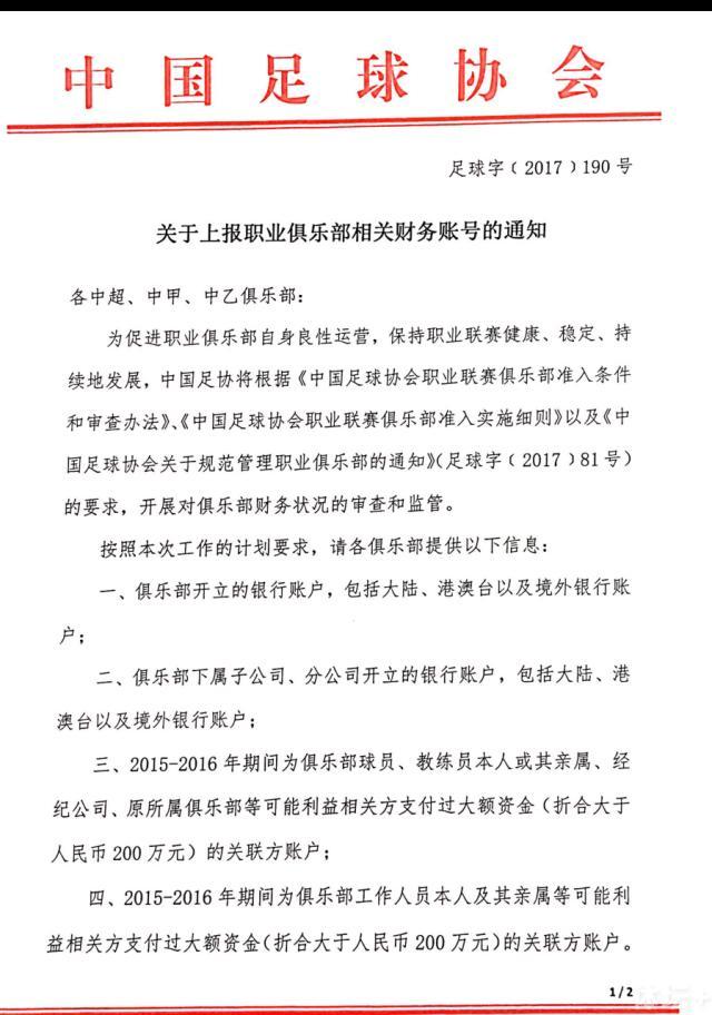 大反派考拉和它的螃蟹小跟班也粉墨登场，海报中的考拉双手抱胸，脸上藏着意味不明的浅笑，像是在谋划一场惊天阴谋，而缩在一旁的螃蟹虎视眈眈，天然呆的样子与考拉形成鲜明的反差萌